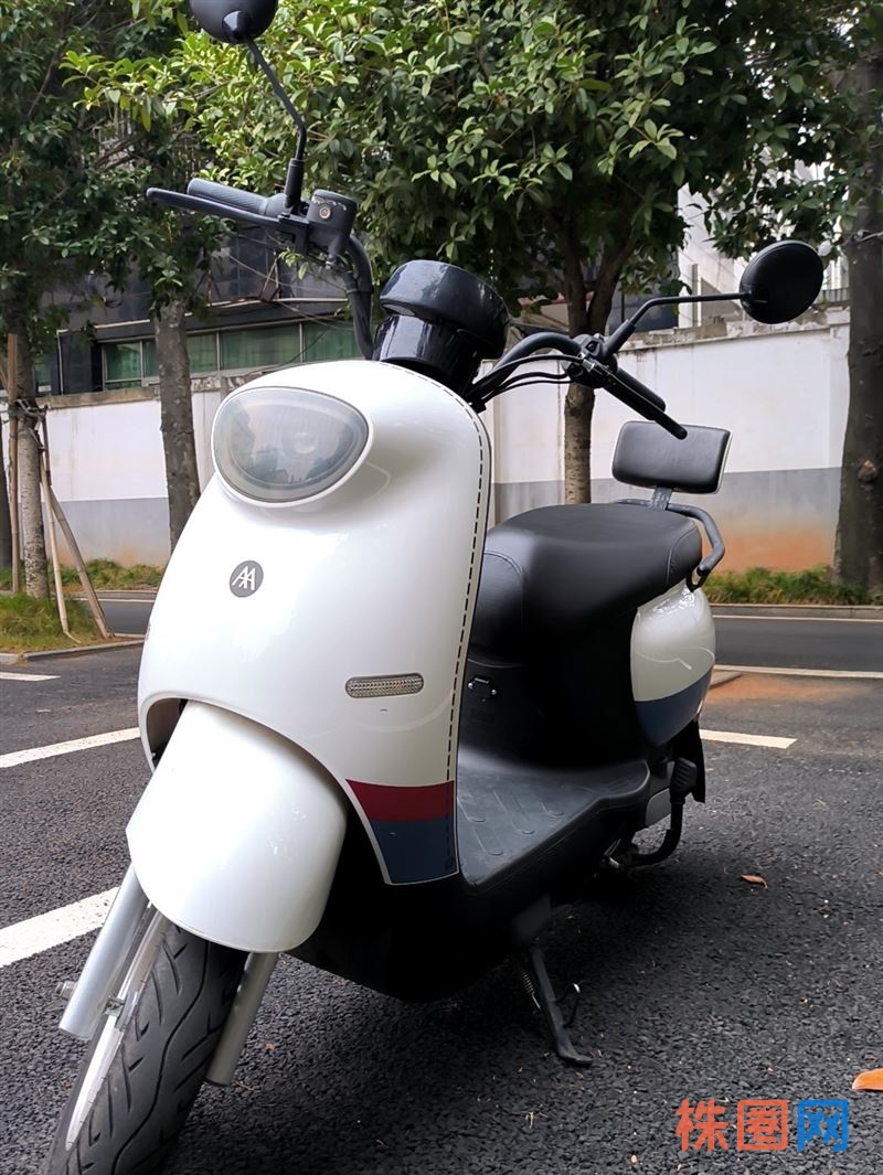 爱玛电动车,60v20a大电池,白色车身,外观漂亮大气,意大利三色条纹,带后靠背,动力强劲,骑行舒适