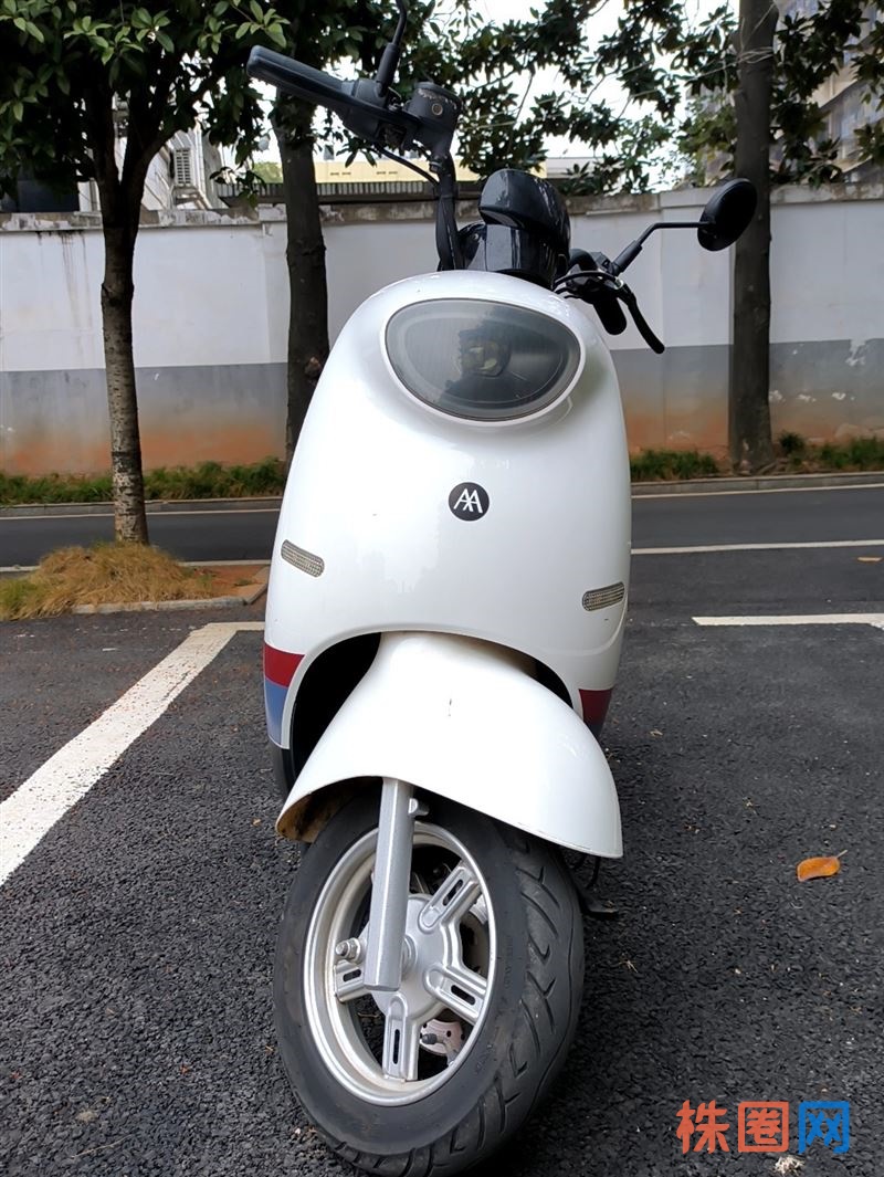 爱玛电动车,60v20a大电池,白色车身,外观漂亮大气,意大利三色条纹,带后靠背,动力强劲,骑行舒适