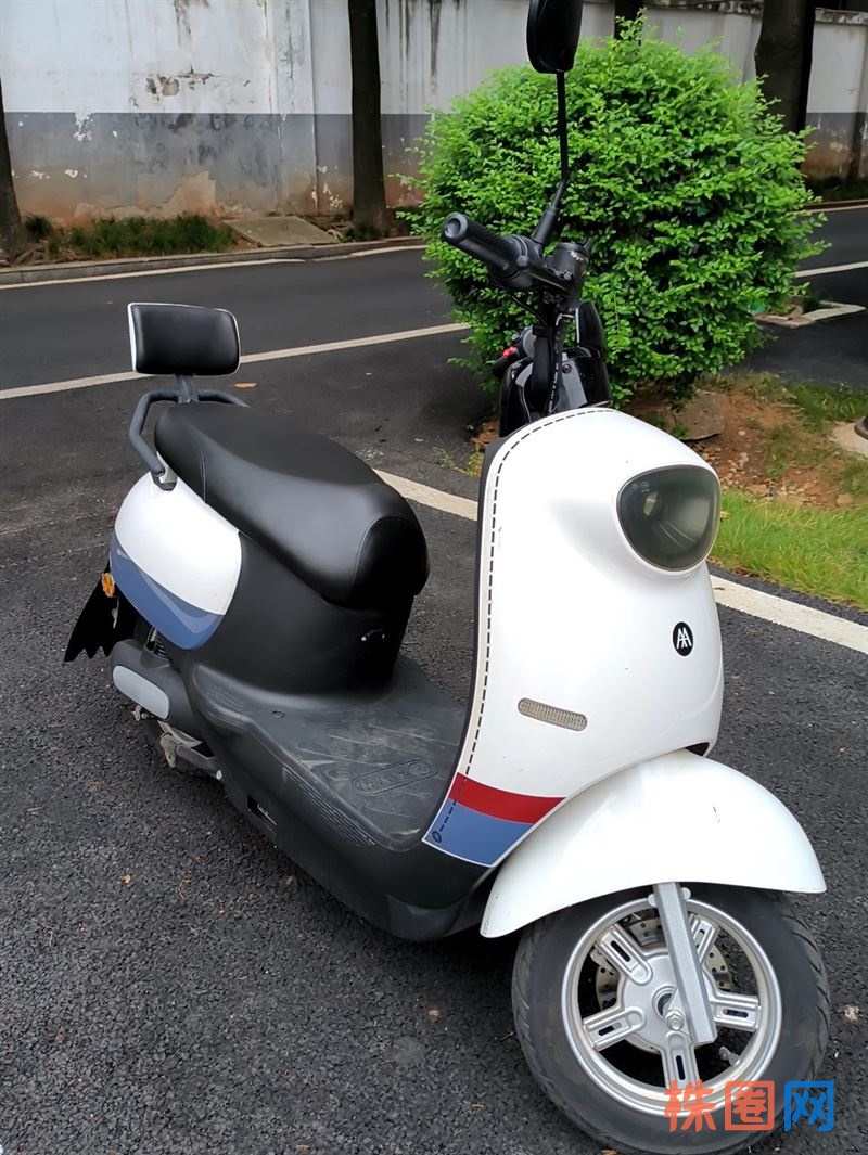 爱玛电动车,60v20a大电池,白色车身,外观漂亮大气,意大利三色条纹,带后靠背,动力强劲,骑行舒适