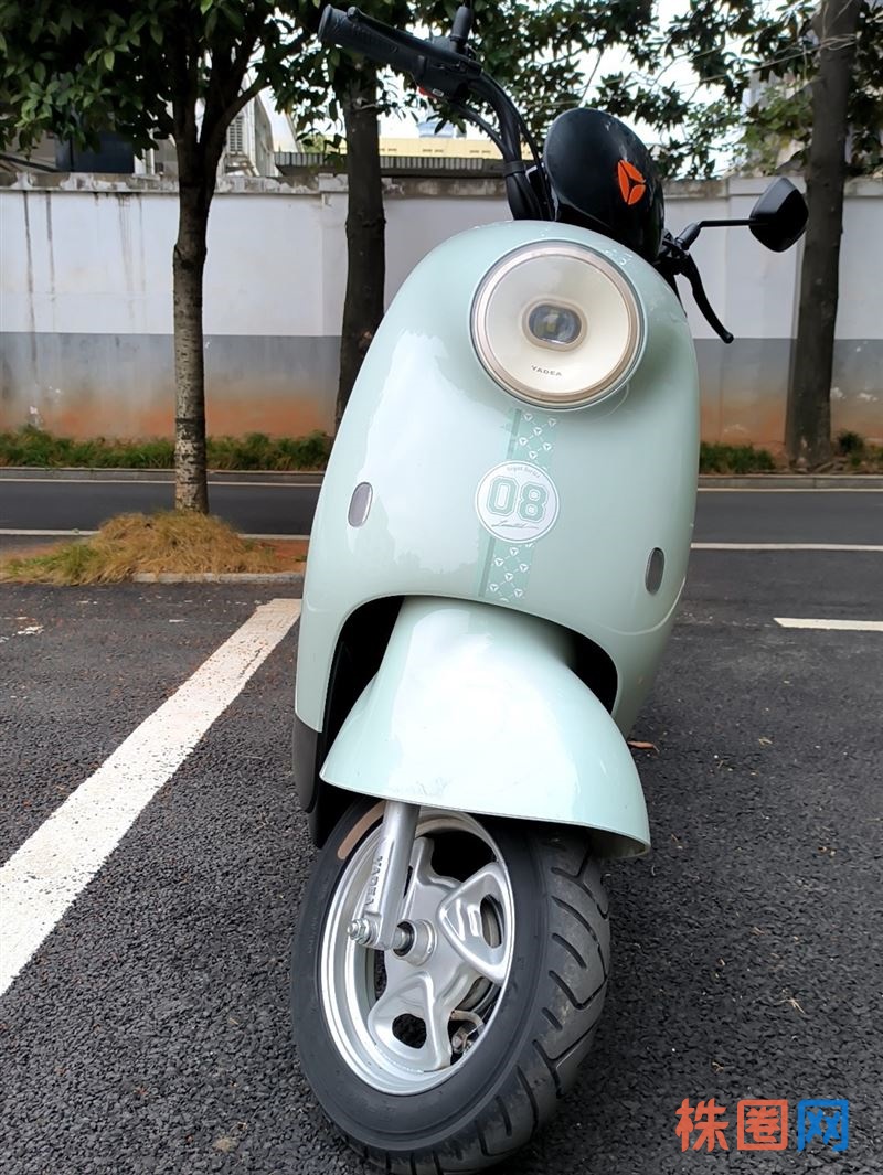 雅迪电动车,上好了绿牌,豪华版石墨烯电池,浅绿色车身,米色坐垫,外观漂亮大气,成色几乎全新,外观很新