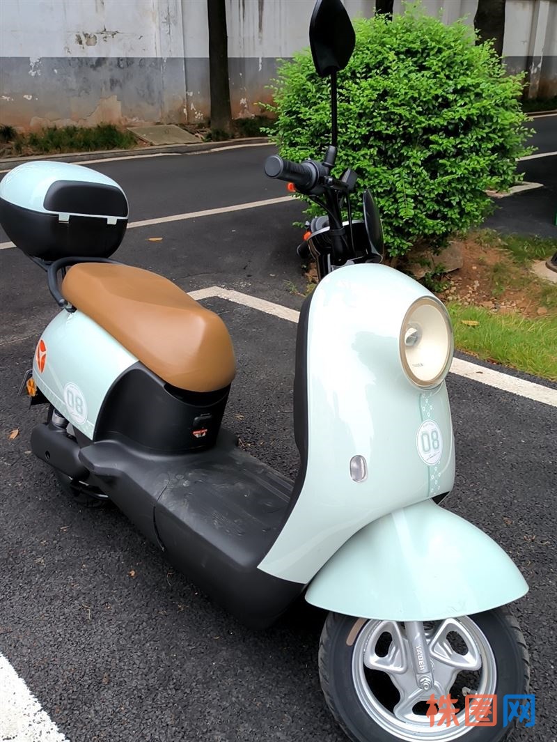 雅迪电动车,上好了绿牌,豪华版石墨烯电池,浅绿色车身,米色坐垫,外观漂亮大气,成色几乎全新,外观很新