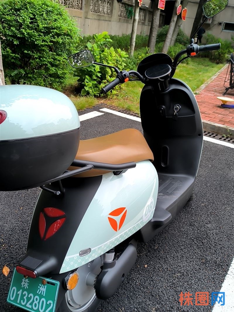 雅迪电动车,上好了绿牌,豪华版石墨烯电池,浅绿色车身,米色坐垫,外观漂亮大气,成色几乎全新,外观很新