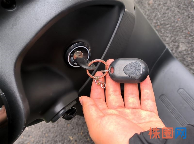 雅迪电动车,上好了绿牌,豪华版石墨烯电池,浅绿色车身,米色坐垫,外观漂亮大气,成色几乎全新,外观很新