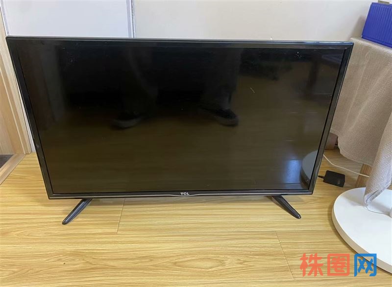 TCL 32寸液晶电视,功能完好,屏幕清晰,机身黑色,带原装支架,外观成色不错。接口齐全,可以连接机