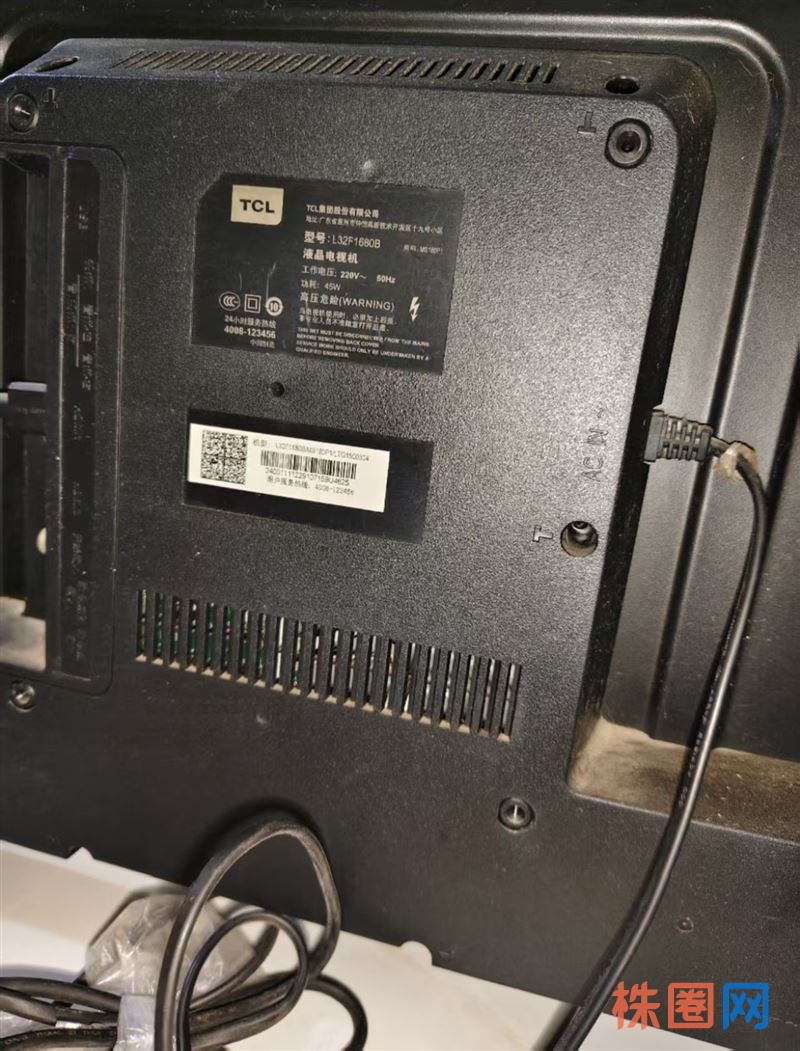 TCL 32寸液晶电视,功能完好,屏幕清晰,机身黑色,带原装支架,外观成色不错。接口齐全,可以连接机