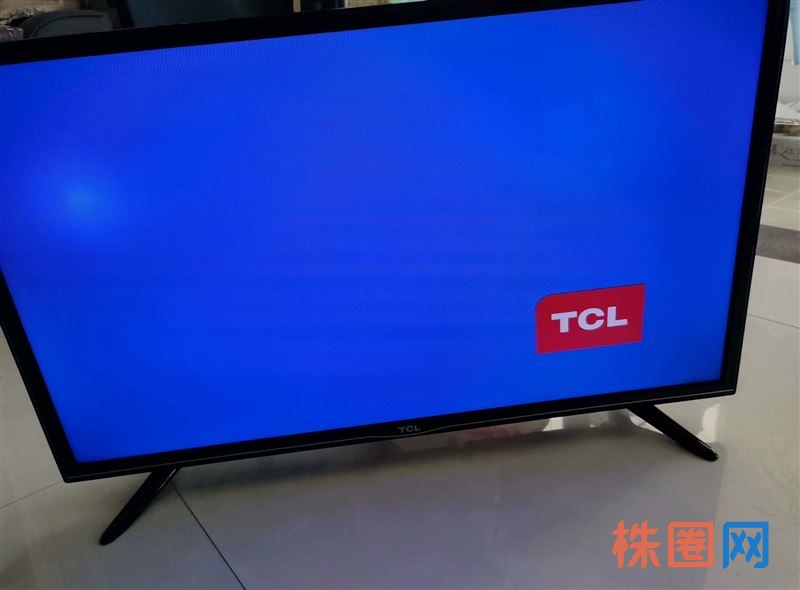 TCL 32寸液晶电视,功能完好,屏幕清晰,机身黑色,带原装支架,外观成色不错。接口齐全,可以连接机