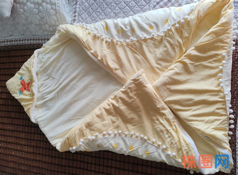 婴儿抱被，挺厚实的，冬天出门包起来非常暖和，母婴实体店购买，没用过几次，可邮寄可自提