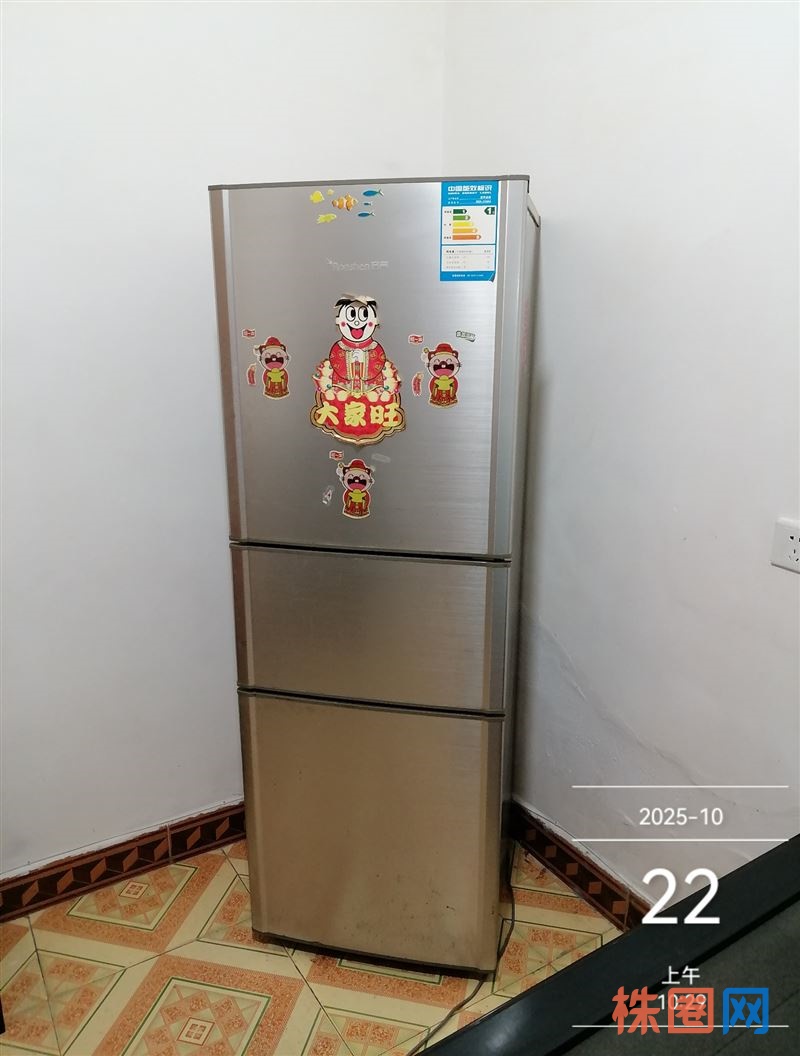 容声三门冰箱,200多升大容量,一级能效,制冷效果好。外观干净整洁,冷藏冷冻分区合理,功能完好无维修