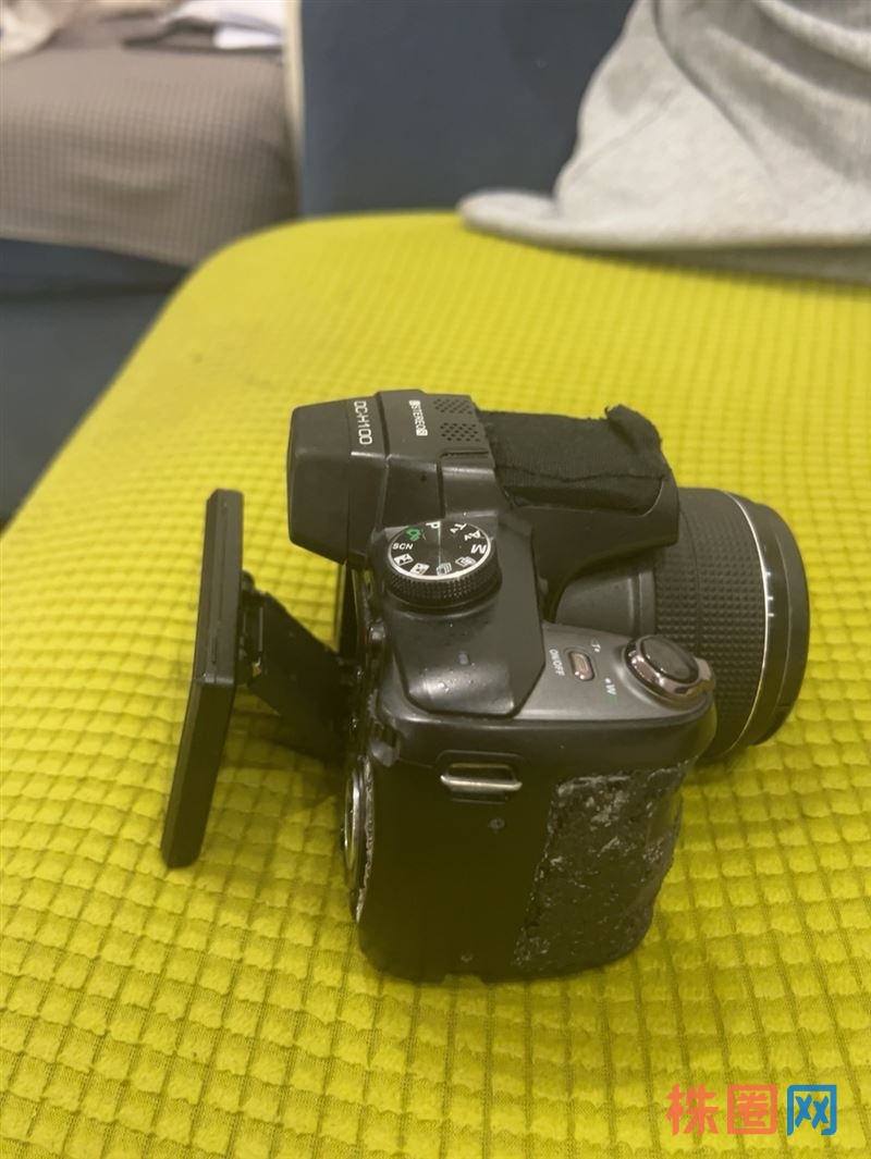 爱国者DC-H100数码相机,功能一切正常,36倍zoom光学变焦。 屏幕有个瑕疵,蒙皮老化已经撕了