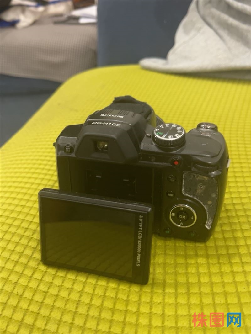 爱国者DC-H100数码相机,功能一切正常,36倍zoom光学变焦。 屏幕有个瑕疵,蒙皮老化已经撕了