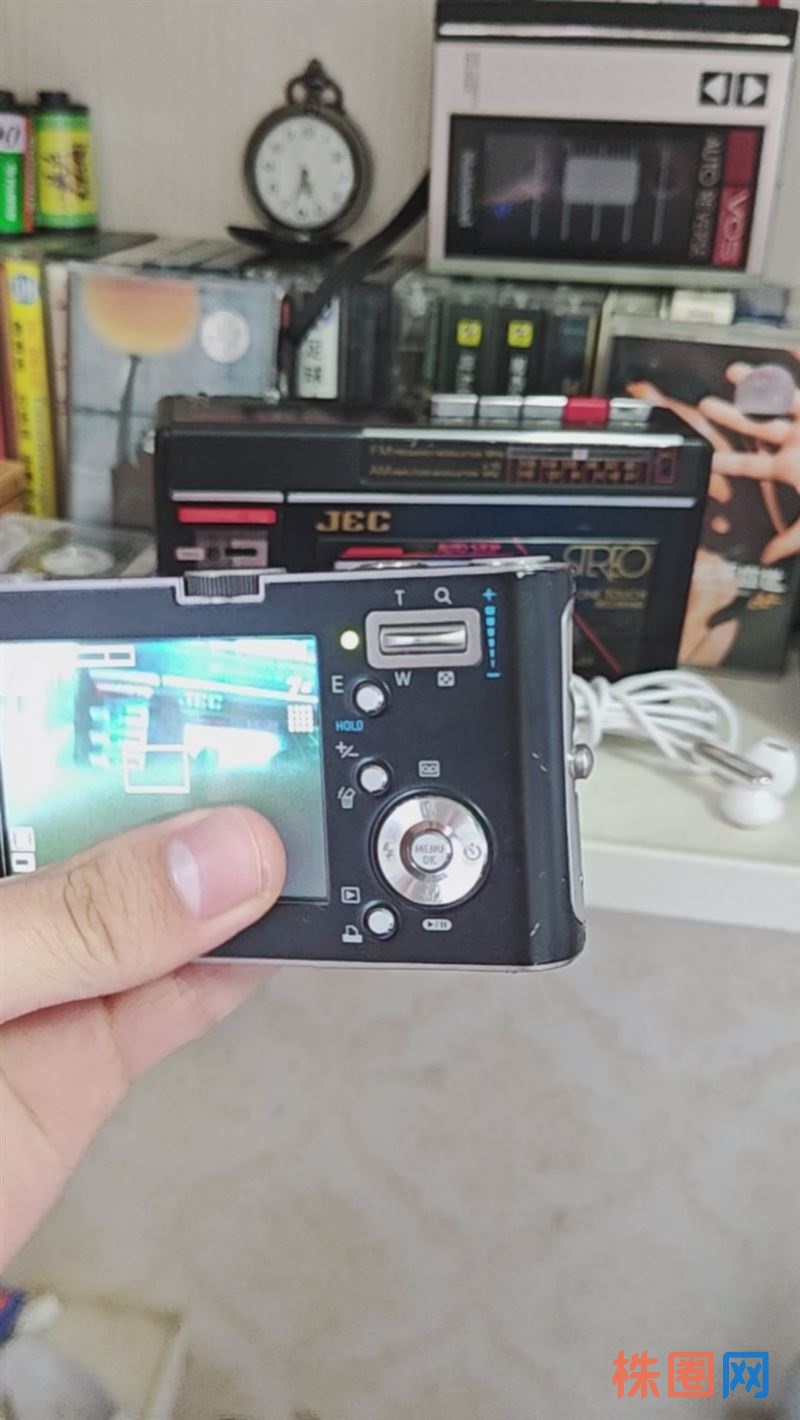 三星蓝调nv3ccd 物件:相机 配件:电池×1 读卡器×1 内存卡×