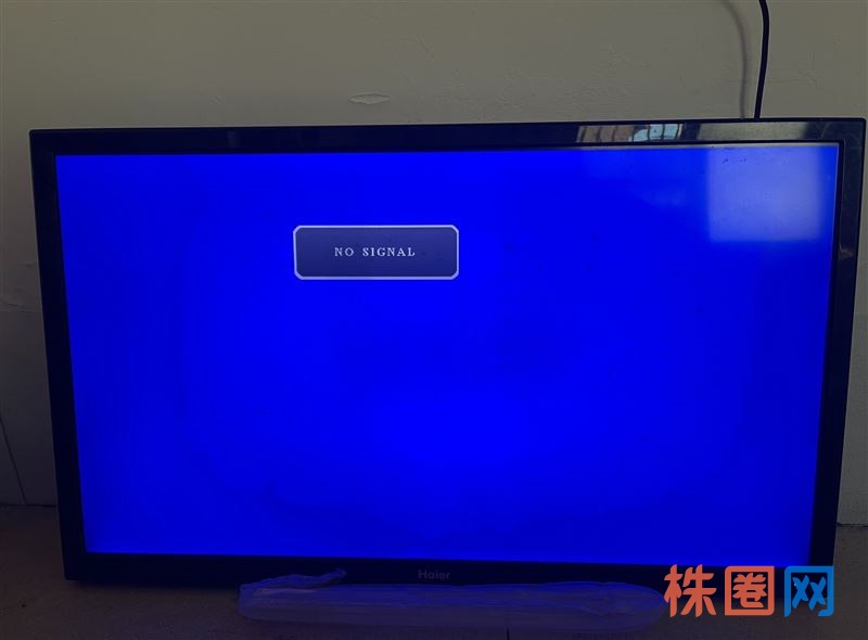 海尔电视 32寸 家电换新了,底价出售高清液晶电视一台,功能正常使用,八成新,实物拍摄,有一点点黑点