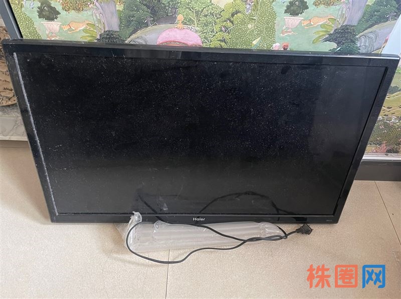 海尔电视 32寸 家电换新了,底价出售高清液晶电视一台,功能正常使用,八成新,实物拍摄,有一点点黑点