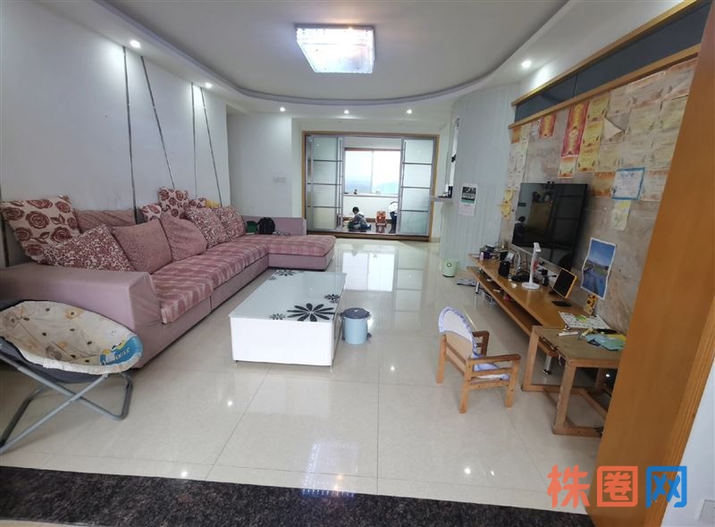 本人换了个城市生活，所以房子急售，房子南北通透，采光极好，小区配套设施齐全：有篮球场，足球场，乒乓球