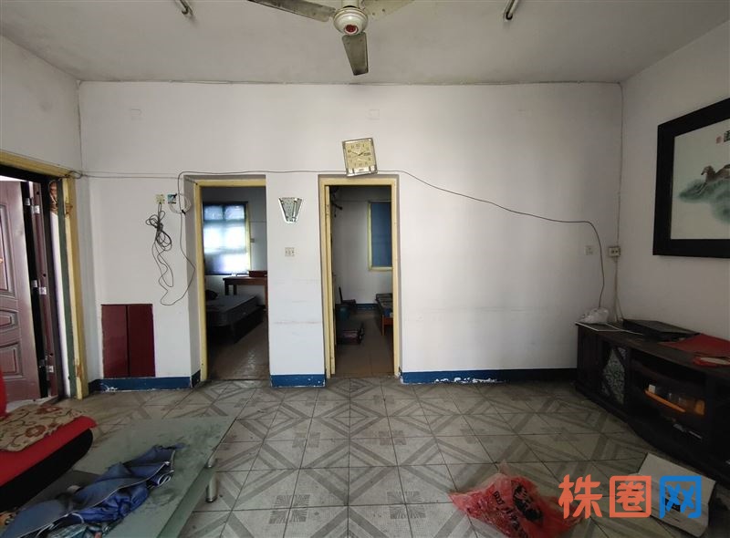 房子出售老小区6楼，64个平方！  二室一厅一卫一个阳台！  地址杉木塘李家二村75栋603  价格